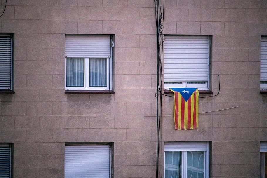 Estelada numa janela de Barcelona, símbolo do independentismo catalão discutido pela oposição a Pedro Sánchez