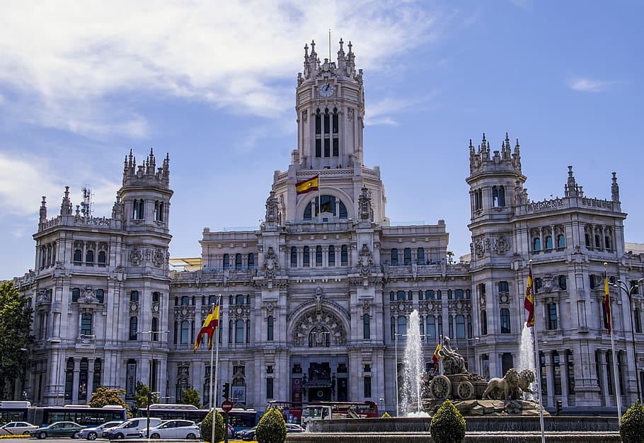 Palácio de Cibeles em Madrid, contexto da vida institucional e da oposição a Pedro Sánchez