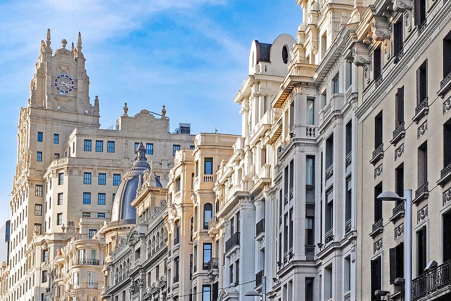 Edifícios de Madrid, contexto dos problemas económicos e sociais debatidos pela oposição a Pedro Sánchez