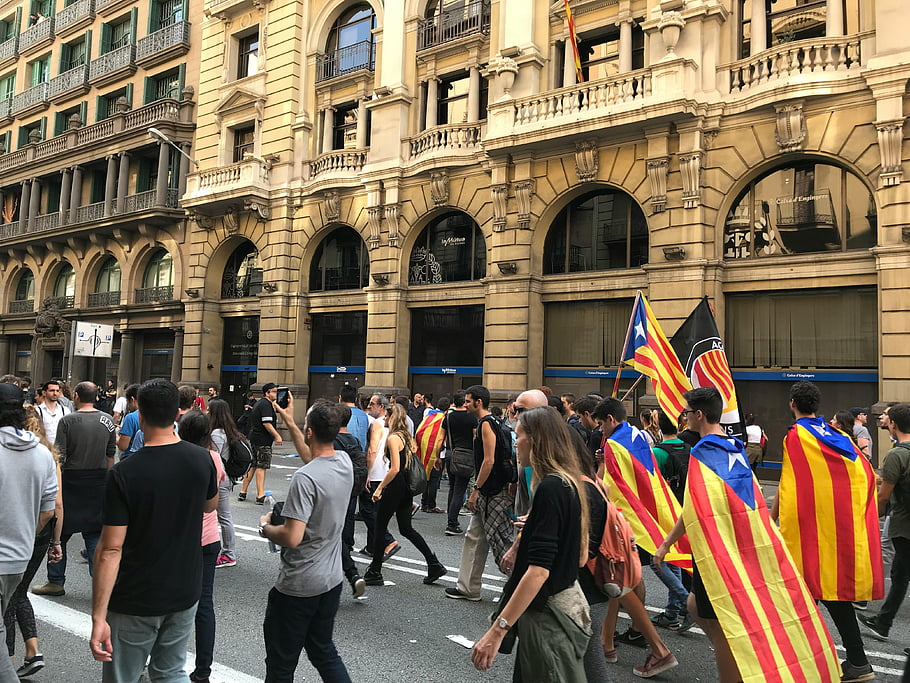 Manifestação independentista catalã em Barcelona, contexto territorial distinto dos protestos da oposição a Pedro Sánchez