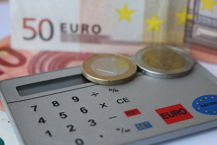 Orçamento de 2027: onde pode surgir uma folga Calculadora sobre notas de euro