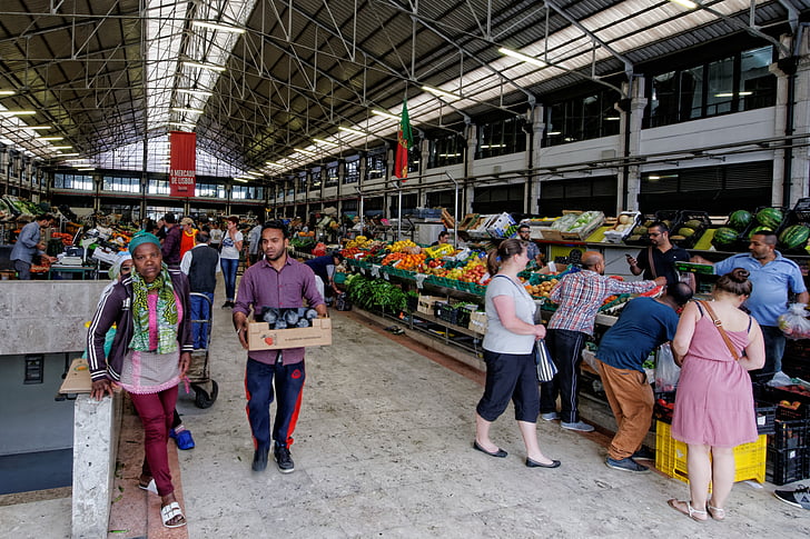 Orçamento de 2027: onde pode surgir uma folga Interior de um mercado em Lisboa com bancas de fruta e legumes