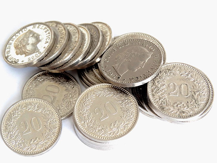 Orçamento de 2027: onde pode surgir uma folga Moedas de euro empilhadas sobre uma superfície clara