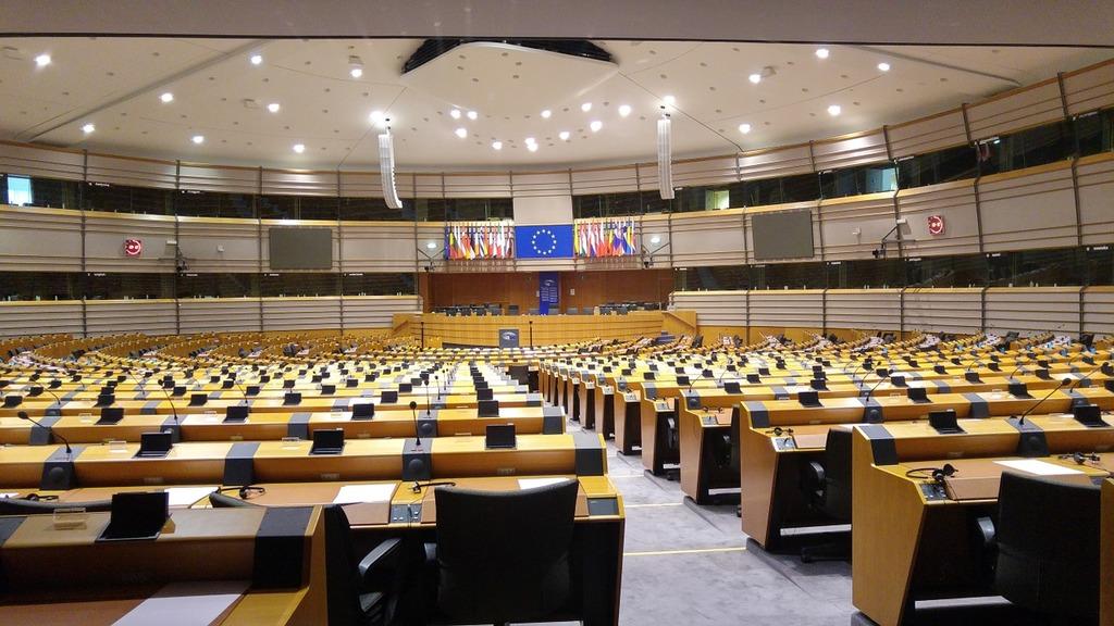Bancadas vazias no hemiciclo do Parlamento Europeu em Bruxelas