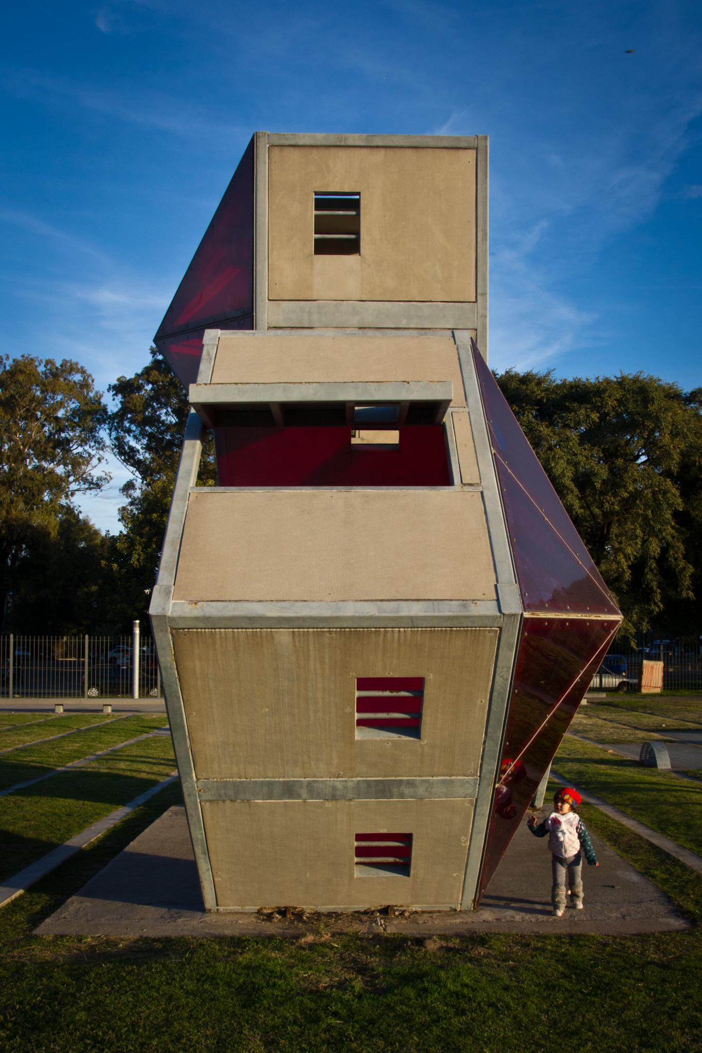 Pessoa junto de um muro com nomes inscritos no Parque de la Memoria em Buenos Aires