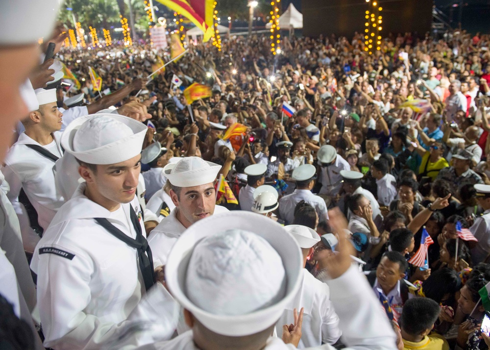 Militares do USS Pinckney participam num desfile numa rua de Pattaya, na Tailândia, em 2017