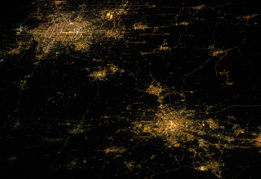 Pequim, Tianjin e Langfang iluminadas à noite, vistas da Estação Espacial Internacional.