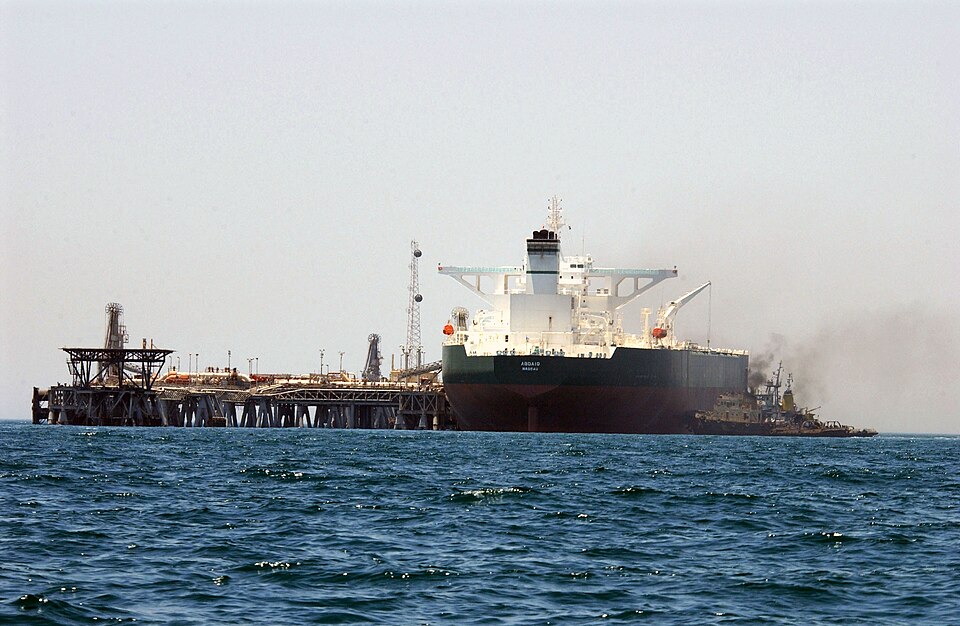 Petroleiro em terminal marítimo