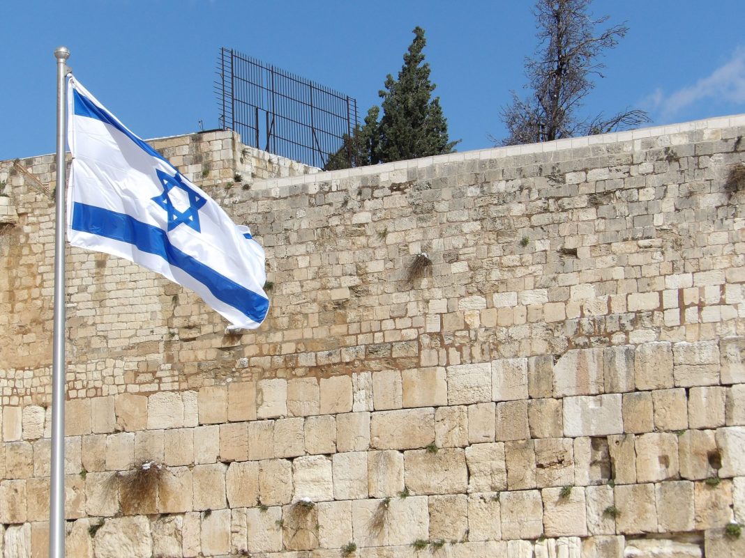 Bandeira de Israel junto ao Muro Ocidental, em Jerusalém