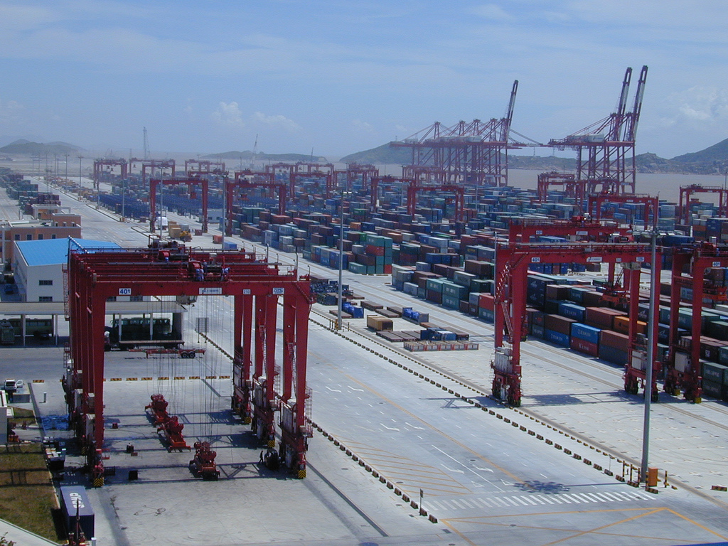 Contentores e pórticos no terminal de Yangshan, no porto de Xangai