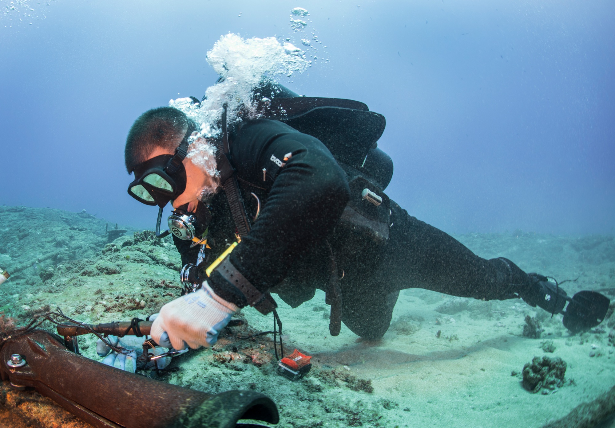 Dossiê | Cabos submarinos em Portugal: rede e proteção Mergulhador instala proteção em torno de um cabo submarino ao largo de Kauai