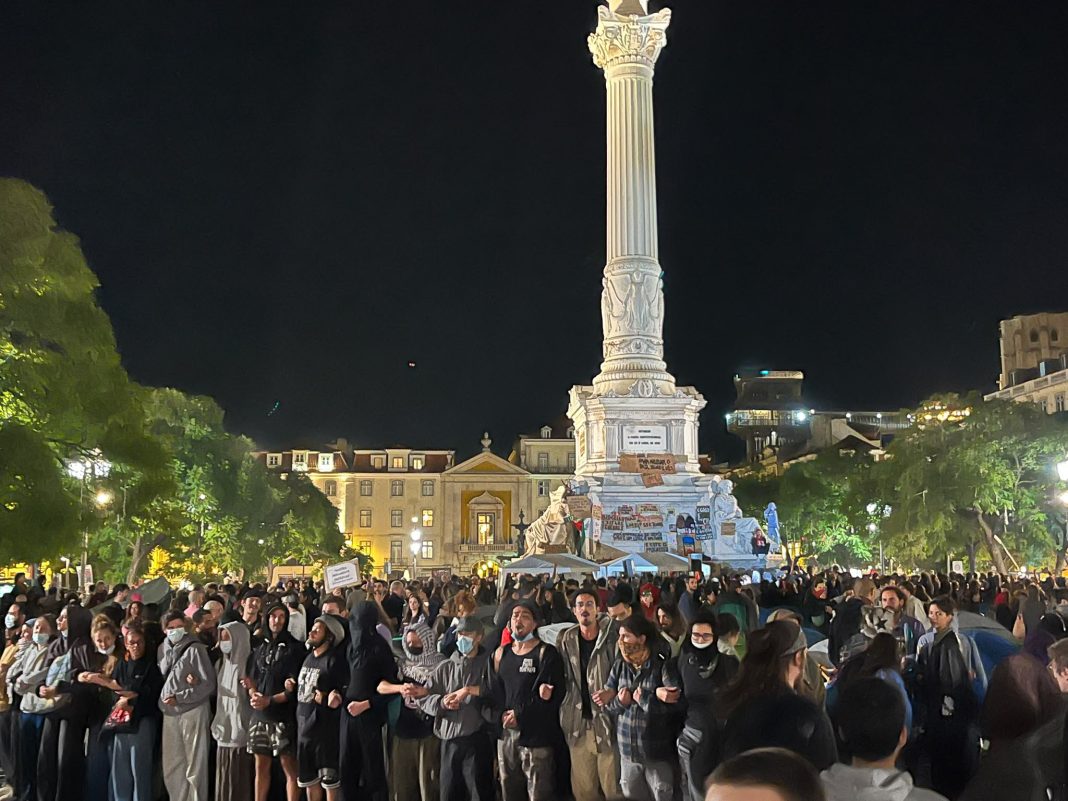 Tendas e participantes num protesto pela habitação na Praça do Rossio, em Lisboa