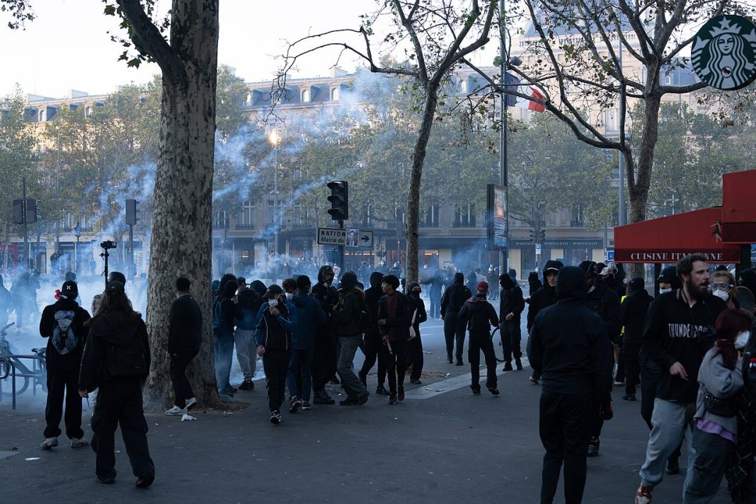 Protestos em França: manifestantes na place de la République, em Paris