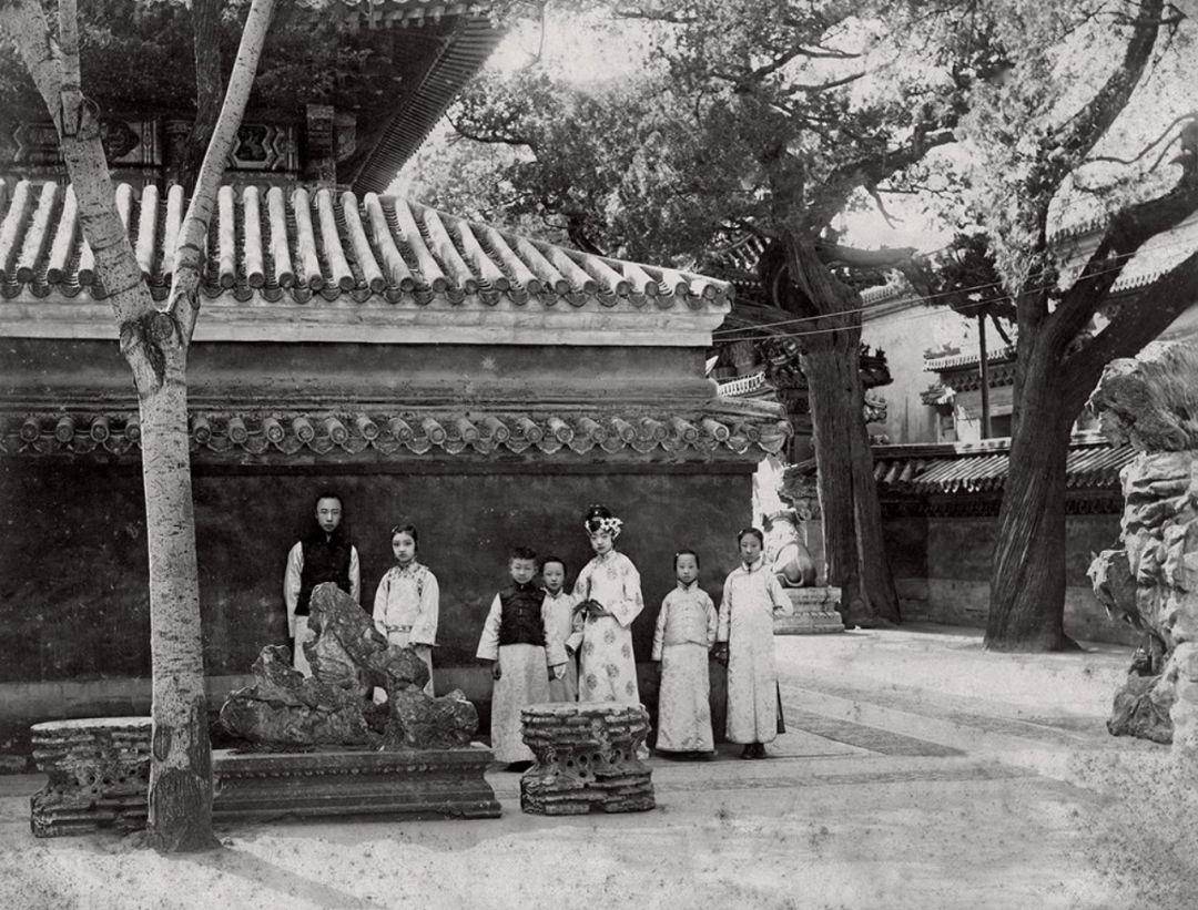 Puyi, Runqi e Wanrong sentados na Cidade Proibida entre 1922 e 1924