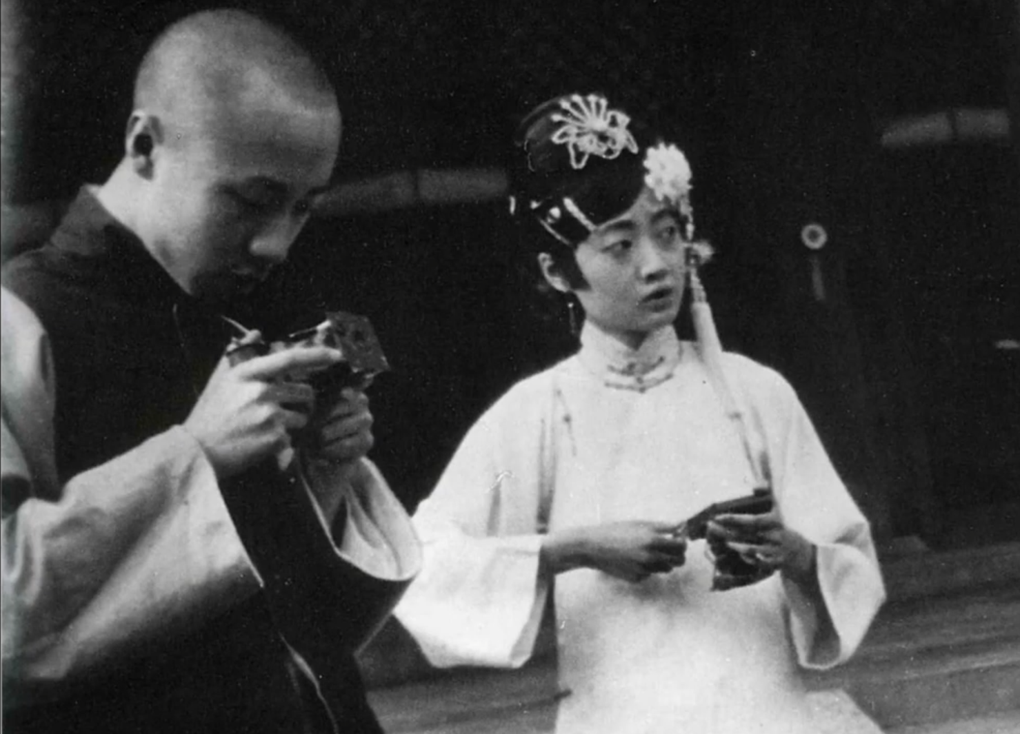 Puyi e Wanrong em pé na Cidade Proibida, entre 1922 e 1924
