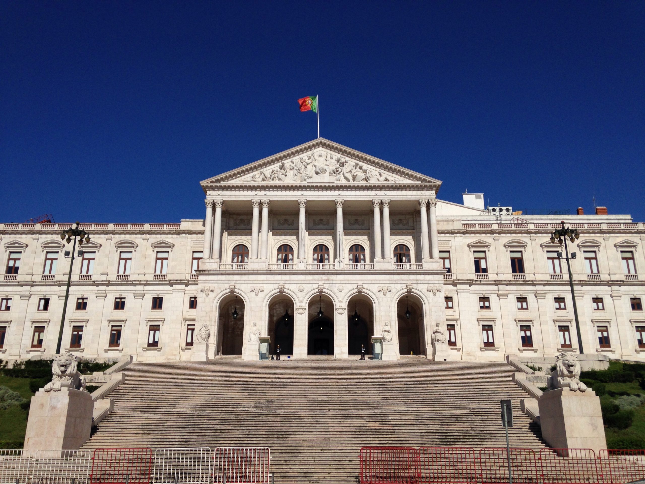 Fachada e escadaria do Palácio de São Bento, em Lisboa