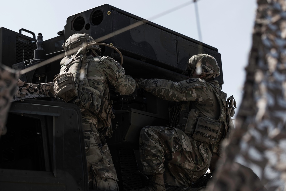 Militares americanos treinam procedimentos de recarga num Avenger durante o exercício Baltic Zenith na Letónia