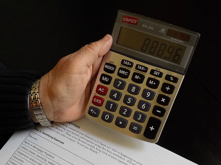 Calculadora e registos financeiros, imagem ilustrativa do cálculo dos impostos e da receita fiscal em 2027
