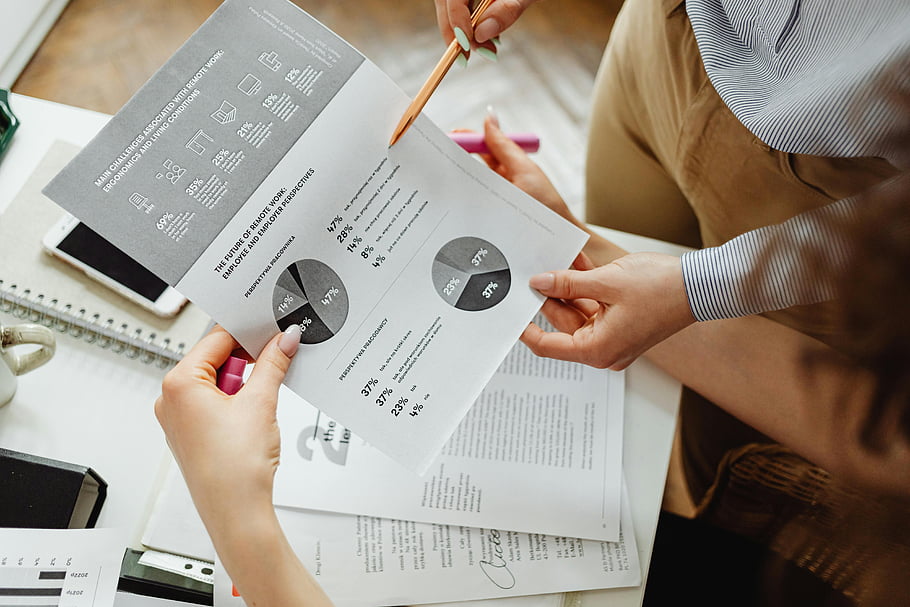 Duas pessoas analisam documentos financeiros, no contexto da receita fiscal em 2027