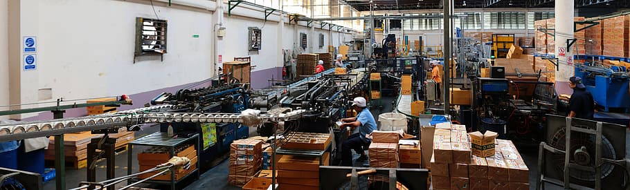 Trabalhadores numa instalação industrial, no contexto do IRC e da receita fiscal em 2027