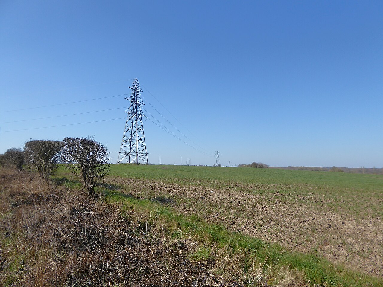 Linhas elétricas em Inglaterra, infraestrutura essencial na preparação para emergências