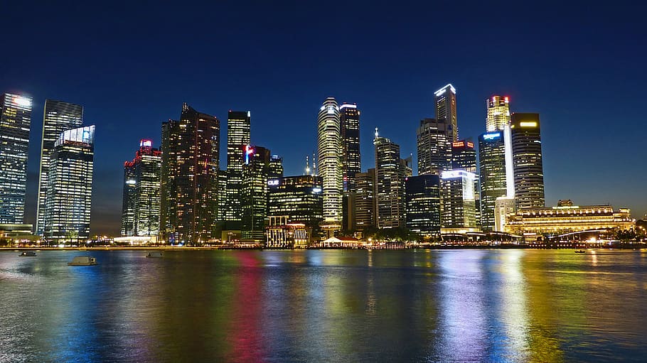 Distrito financeiro de Singapura iluminado à noite, contexto do mercado de criptomoedas em Singapura