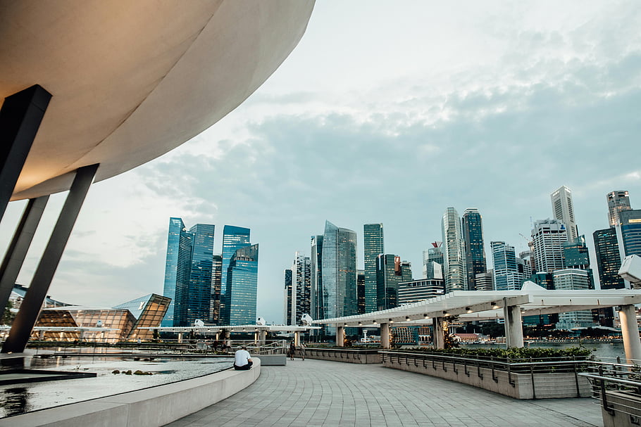 Marina Bay e passeio junto à água em Singapura, contexto do mercado de criptomoedas em Singapura