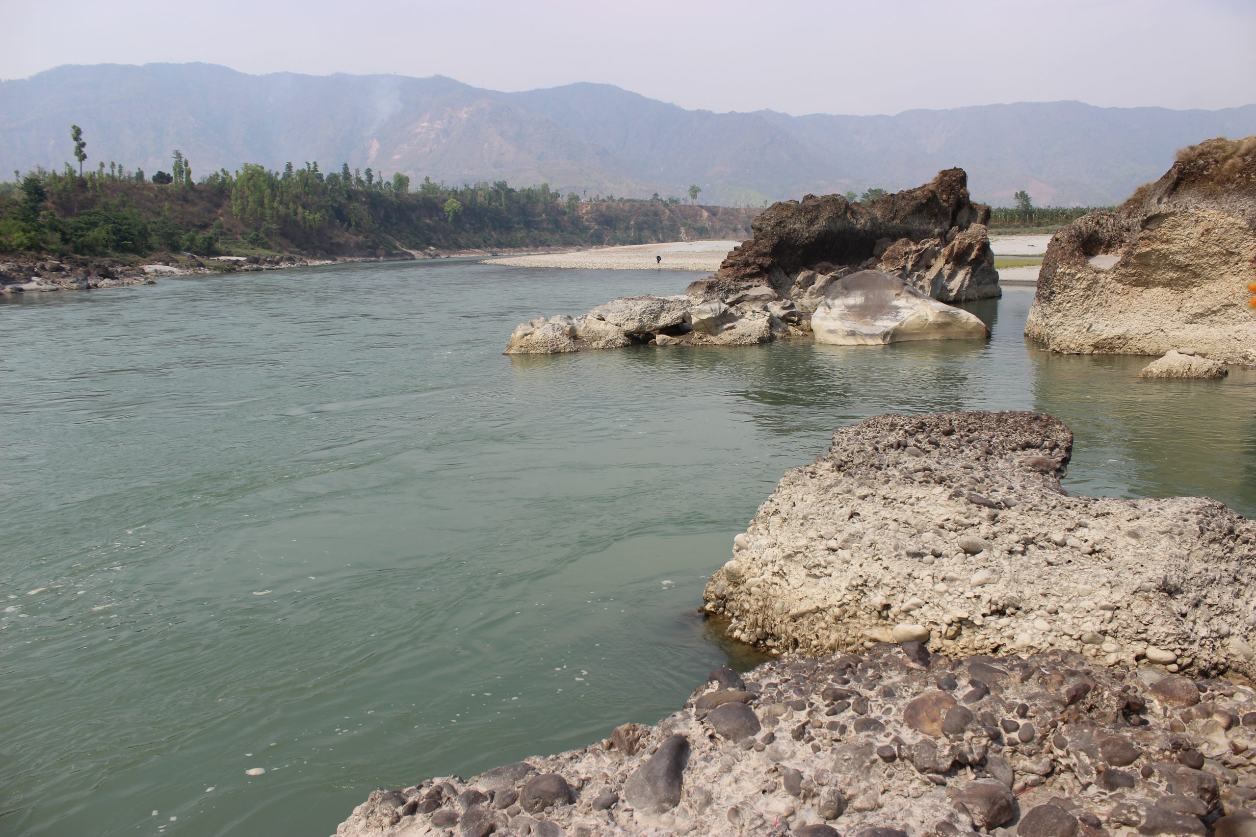 Vista do rio Trishuli junto de Devghat, com margens arborizadas