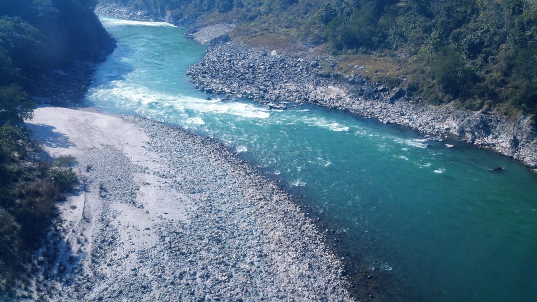 Rio Trishuli entre encostas no Nepal, em fotografia de arquivo
