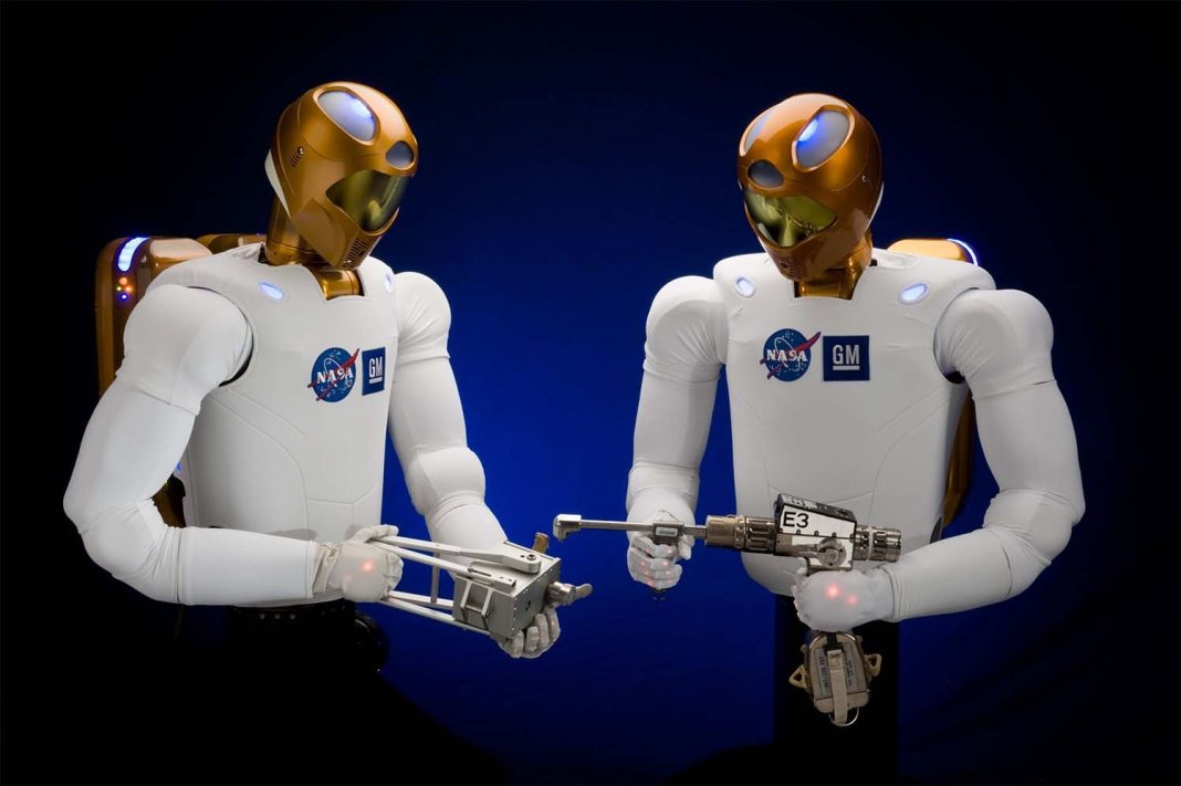 Robonaut 1 e Robonaut 2 com ferramentas, numa imagem ilustrativa sobre robôs humanoides em Portugal.