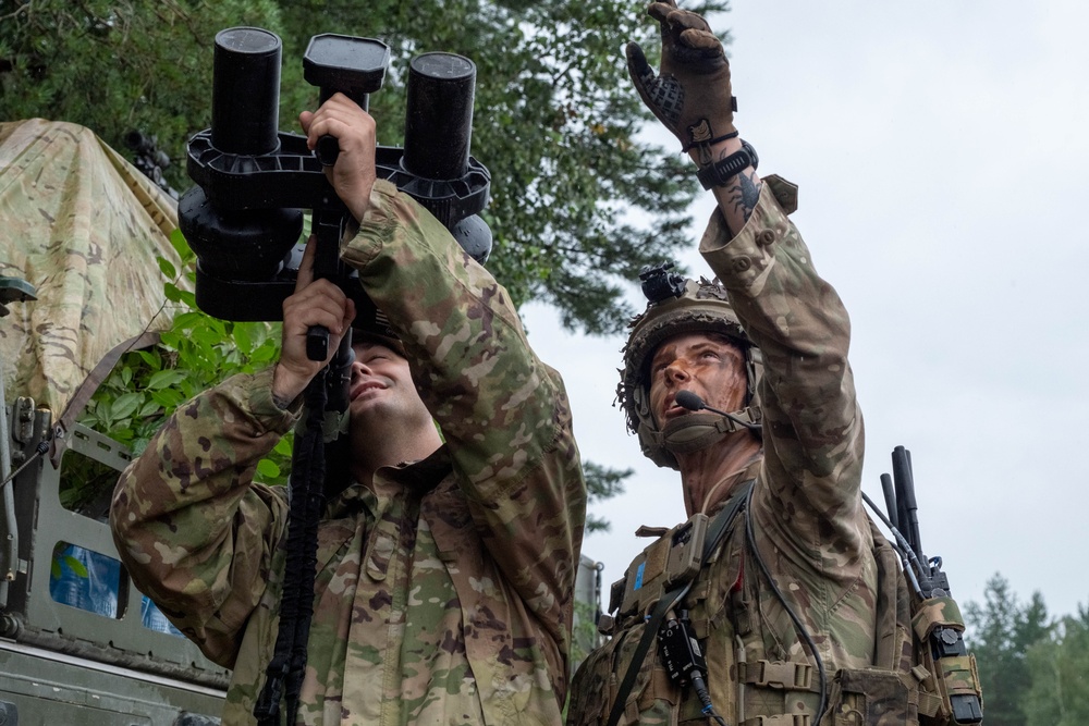 Militares americano e britânico treinam com um dispositivo portátil de interferência eletrónica