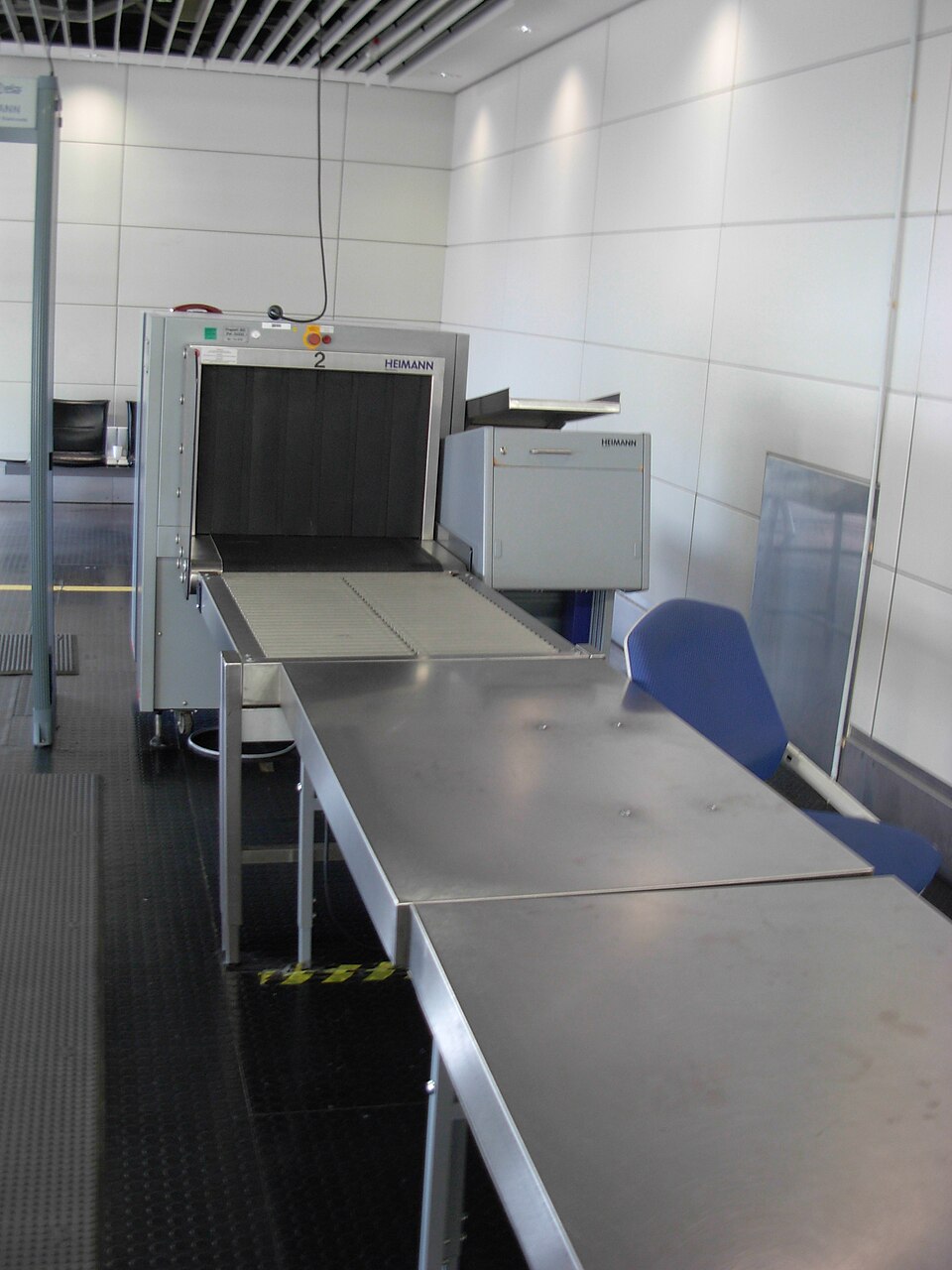 Equipamento de controlo de segurança num aeroporto, em fotografia de arquivo