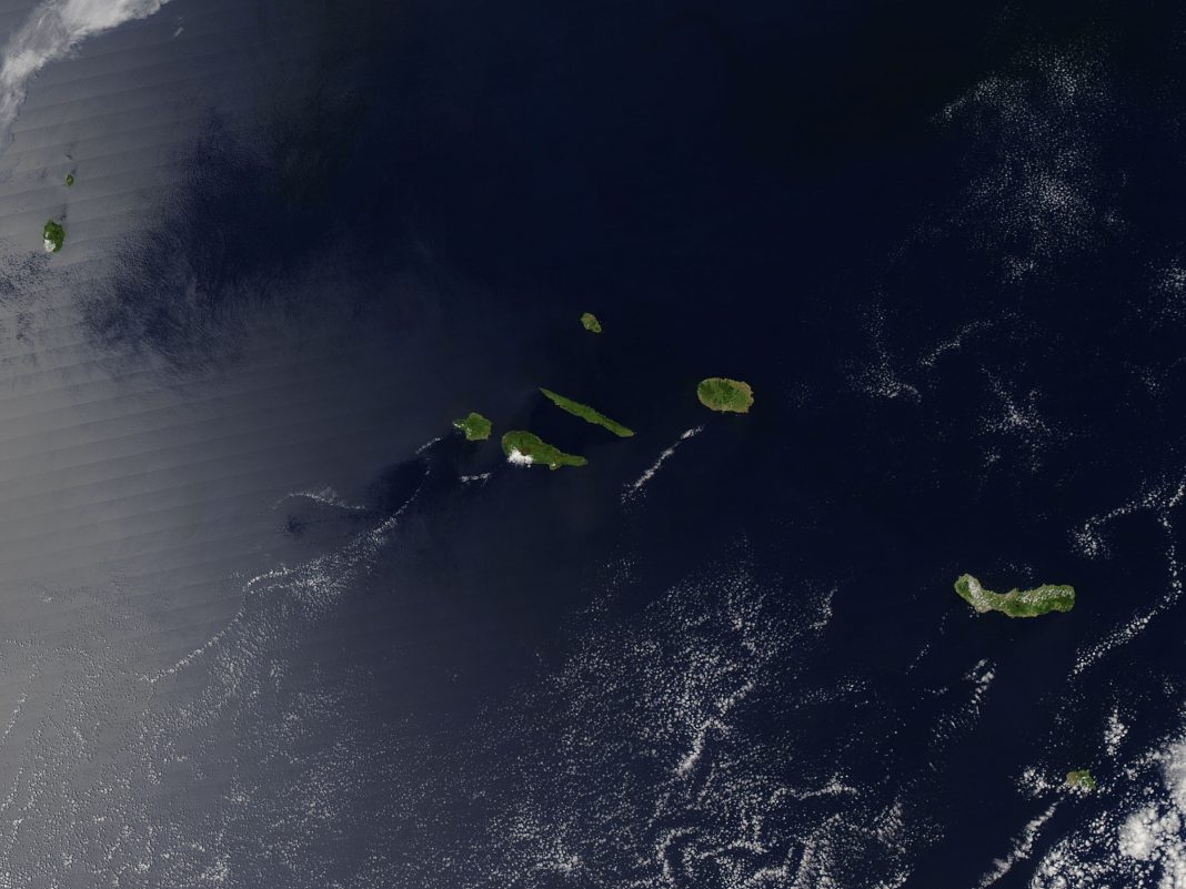 Arquipélago dos Açores visto do espaço, território da experiência da semana de quatro dias