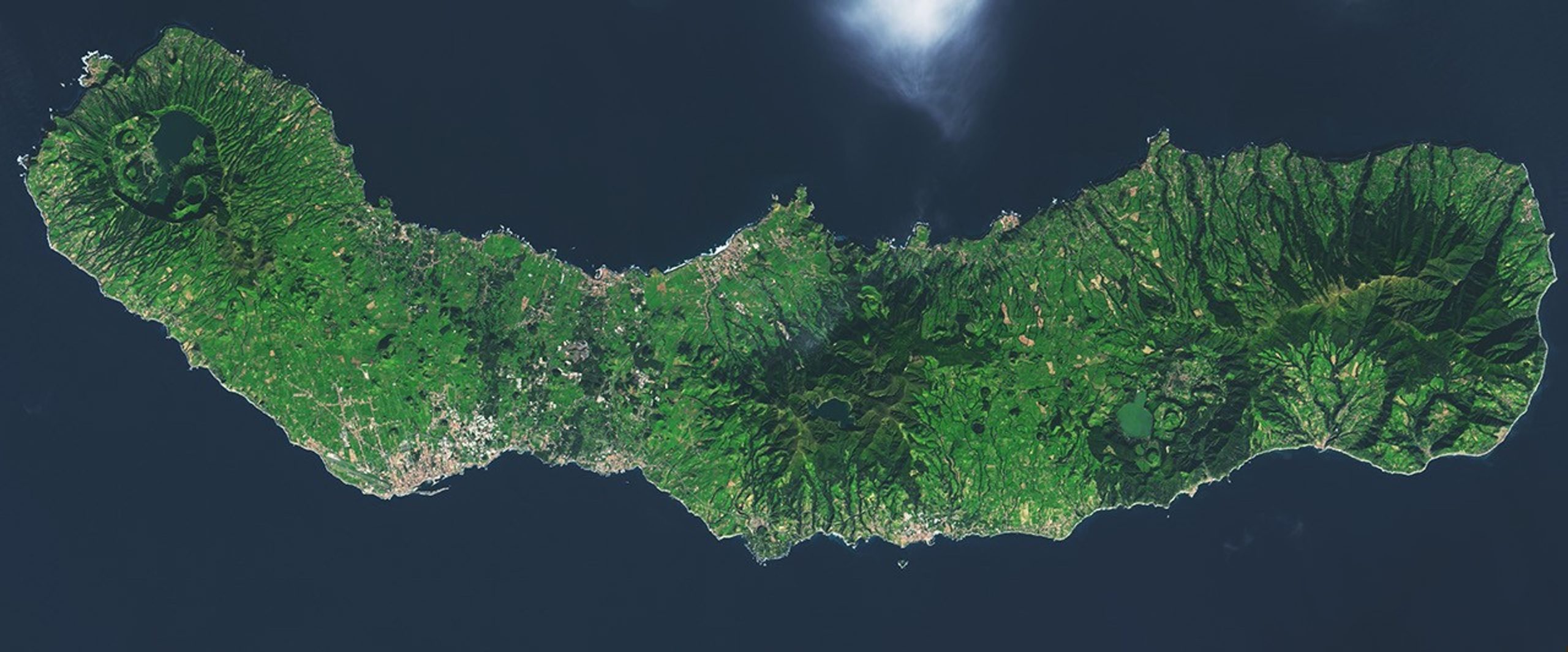 Semana de quatro dias nos Açores: os desafios São Miguel vista por satélite no enquadramento da semana de quatro dias nos Açores