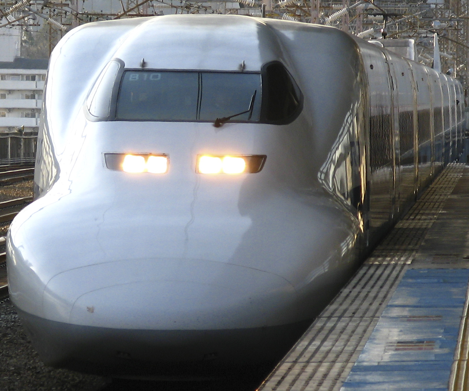 Comboio Shinkansen japonês na estação de Himeji