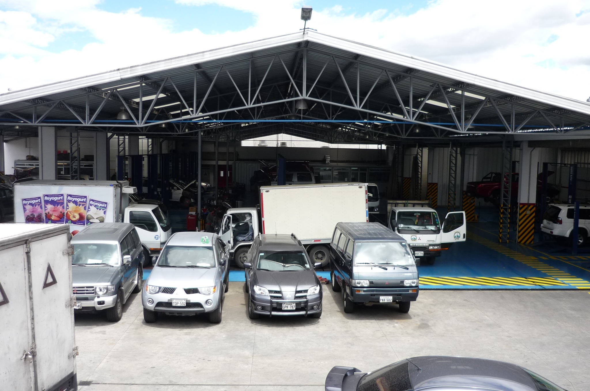 Automóveis estacionados no exterior de uma oficina de reparação
