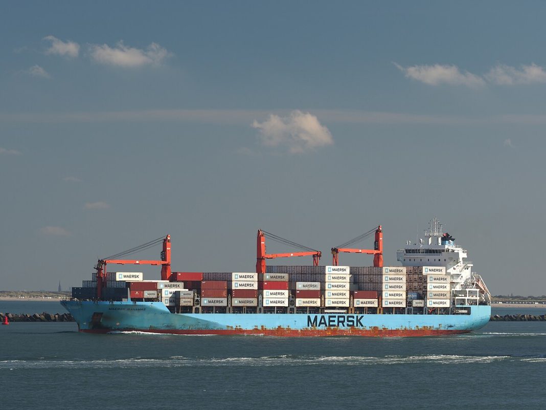 Transporte marítimo: o porta-contentores Maersk Bahamas à saída de Roterdão