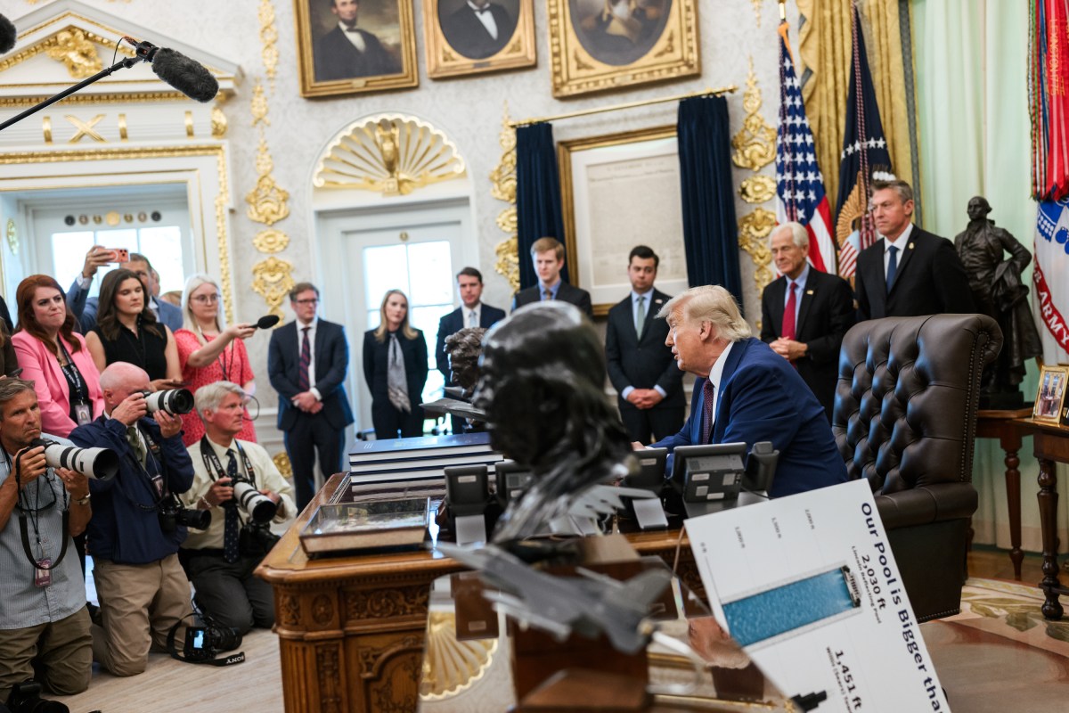Trump responde aos jornalistas depois de assinar ordens executivas, em junho de 2026