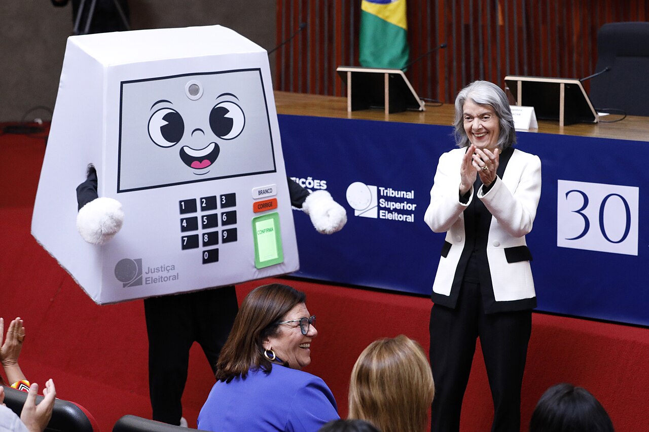 Lula: os parabéns à vitória em que acredito Cármen Lúcia junto de uma urna eletrónica numa cerimónia do Tribunal Superior Eleitoral