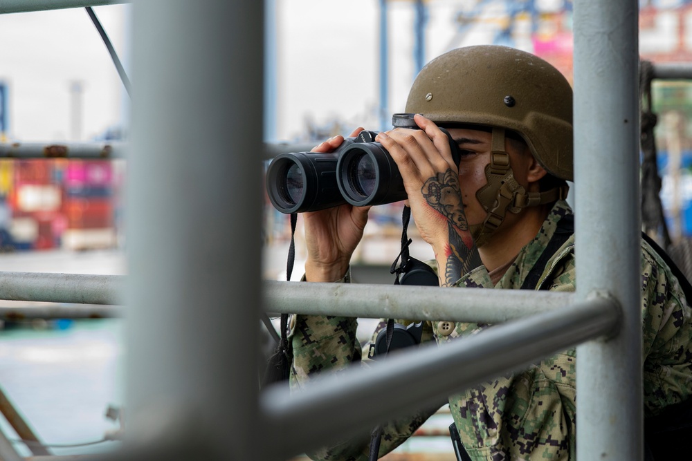 Janalyn Trujillo mantém vigilância a bordo do USS Abraham Lincoln durante a entrada em Laem Chabang