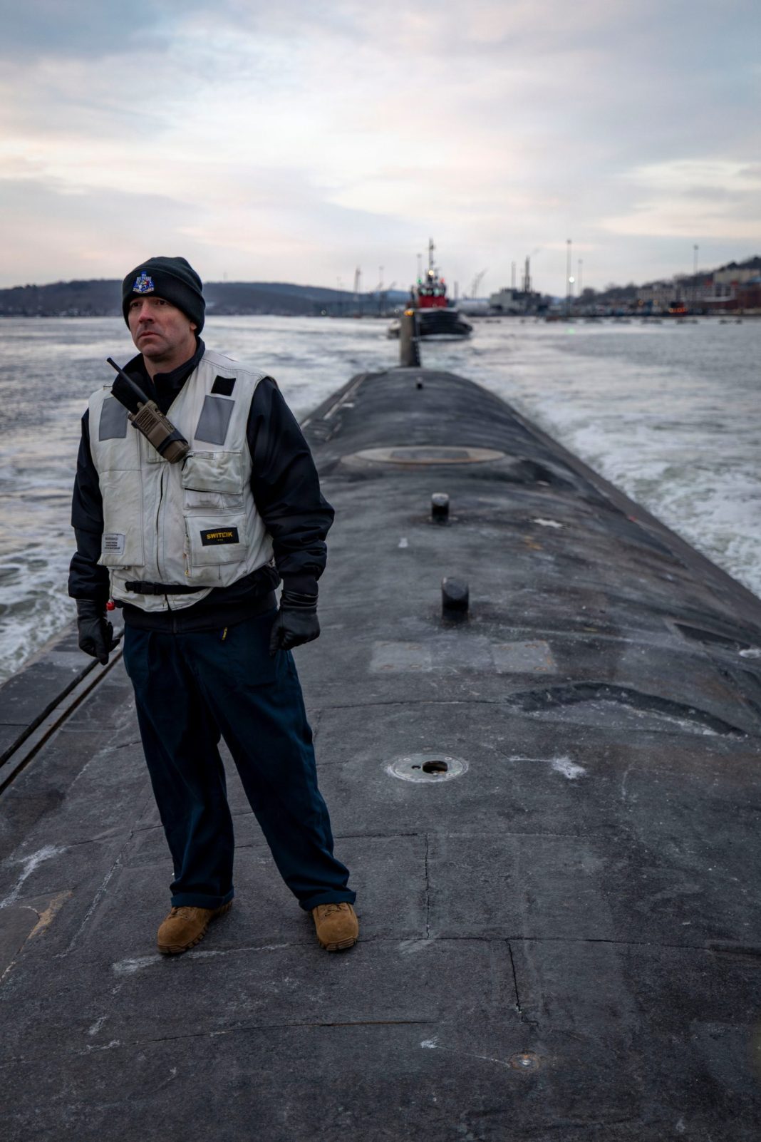 Brandon Sykes acompanha a partida do USS Delaware em Groton, um submarino americano ligado à defesa do Atlântico Norte