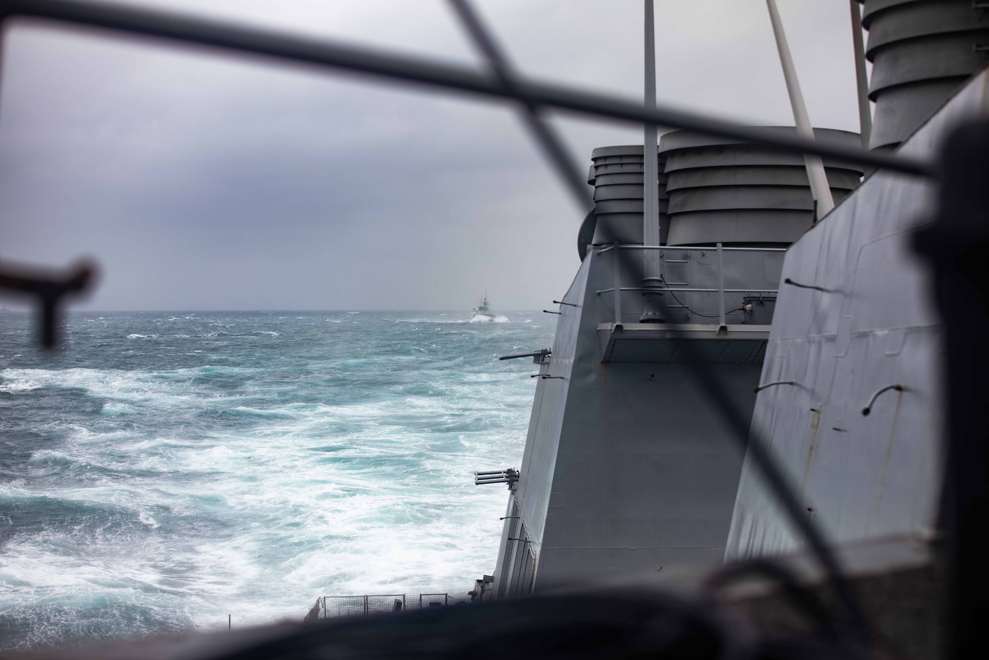 USS Higgins e fragata canadiana HMCS Vancouver em operações no Estreito de Taiwan